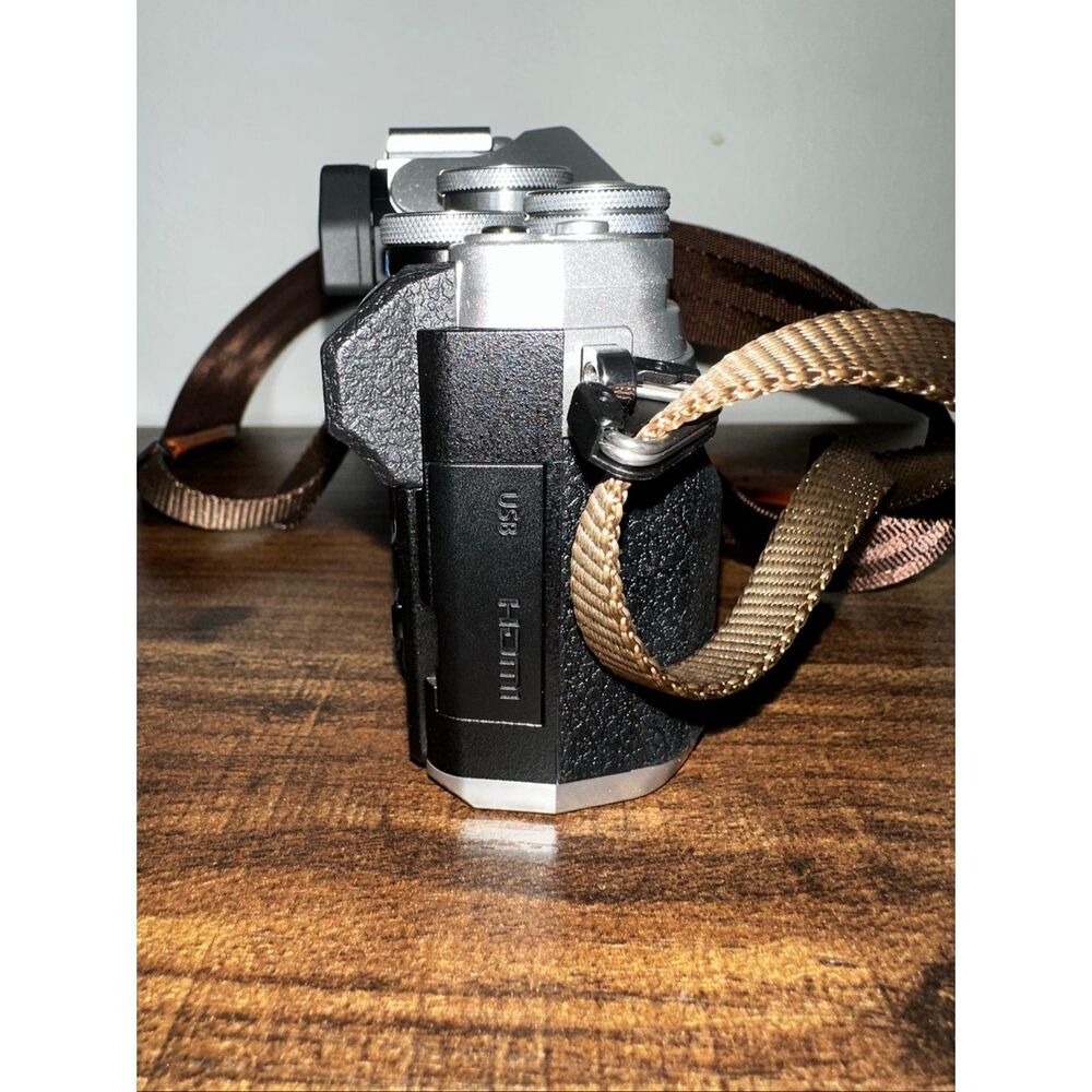 Olympus E-M10 Mark IV Silver Micro Four Thirds System Camera 20MP Sensor 5-Axis - Picture 6 of 9